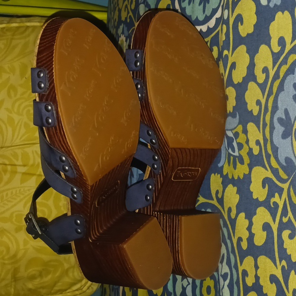 Korks Block Heel Sandals - Picture 5 of 9